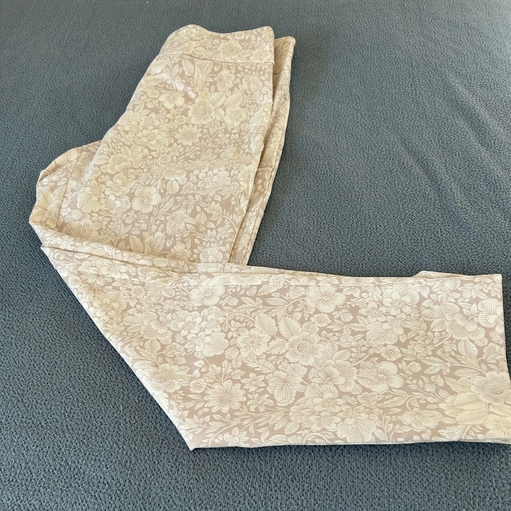 New Directions Beige Floral Patterned Pants, Pull on.